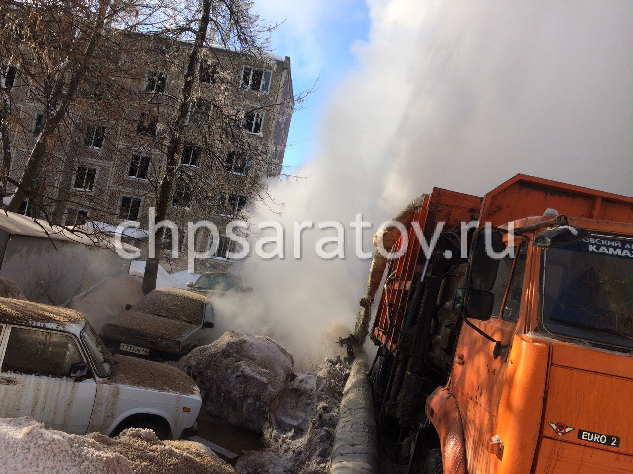 В ЛЕНИНСКОМ РАЙОНЕ МУСОРОВОЗ ПОВРЕДИЛ ТРУБУ ОТОПЛЕНИЯ – 20.03.2018 – ЧП  Саратов