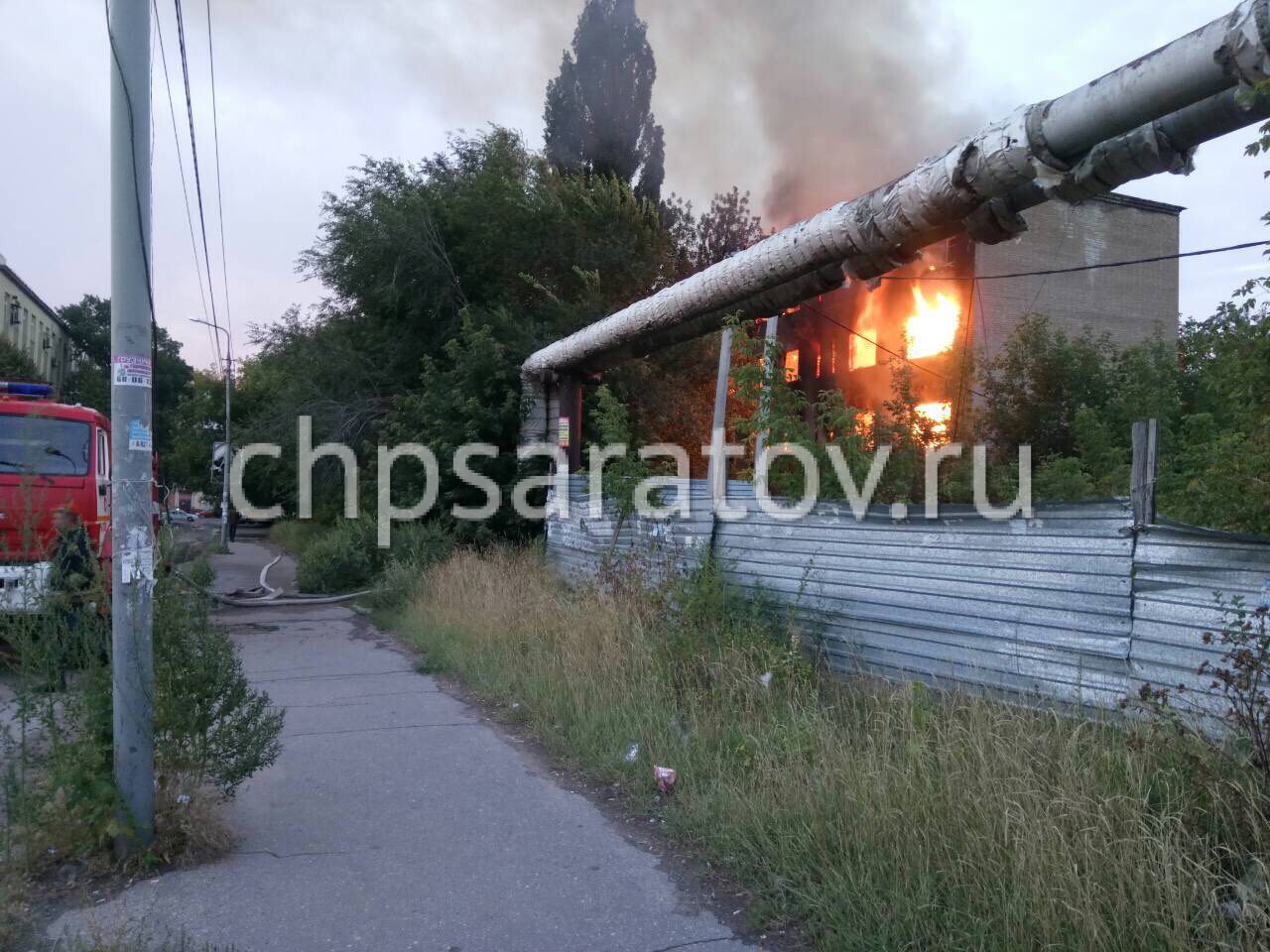 ПОЖАРНЫЕ ЛИКВИДИРУЮТ КРУПНОЕ ВОЗГОРАНИЕ НА УЛ. ОРДЖОНИКИДЗЕ – 19.09.2018 –  ЧП Саратов