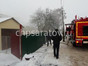 В Ртищево из горящего дома эвакуирована пожилая женщина