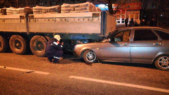 Заехал под. Легковушка заехала под фуру.