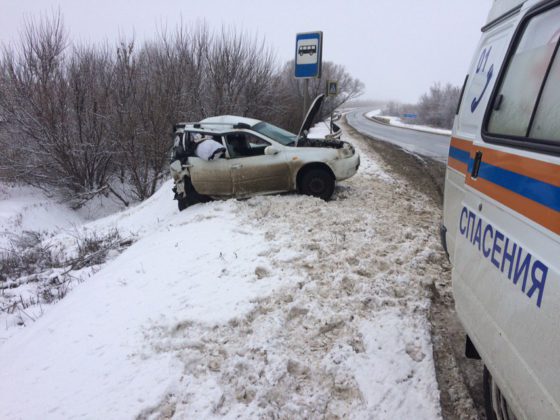 Водитель автомашины не справился с управлением и повредил стоявшую волгу