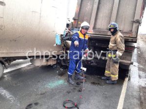 В результате наезда на фуру погиб пассажир грузовика