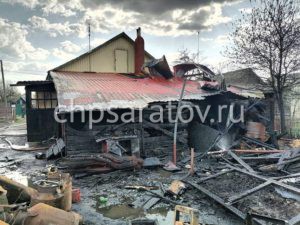 Пожарные ликвидировали возгорание дома, бани и сарая в Ртищево