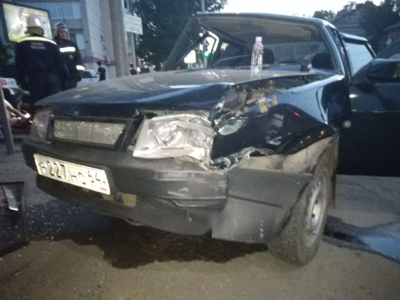 Девятки саратова. Авария в Саратове на ВАЗ 21099 ночью. Авария Вольская Кутякова Саратов.