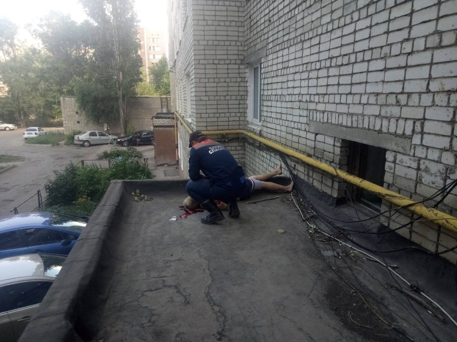 Петербурженку разорвало на части после падения с балкона дома