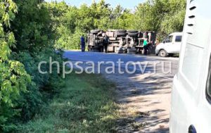 В результате опрокидывания грузовика в Базарно-Карабулакском районе пострадал водитель
