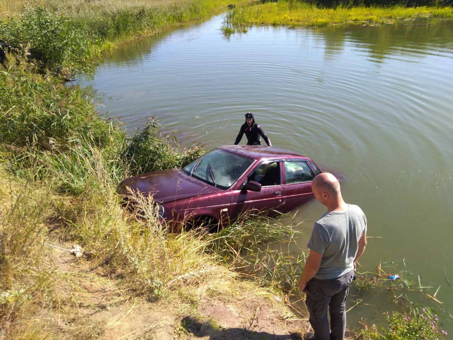 Что делает утопленник. Автомобиль у водоема. Машина в озере. Автомобиль утопленник.