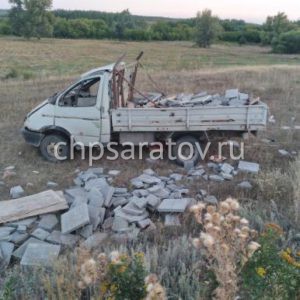 В Саратовском районе произошло опрокидывание грузовика со стройматериалами

