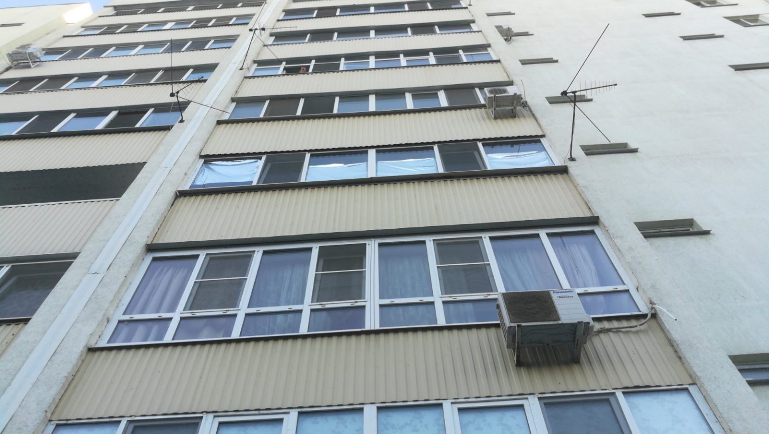 В Курске школьница выпала из окна 5-го этажа