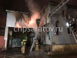 Пожарные ликвидируют возгорание здания на Астраханской
