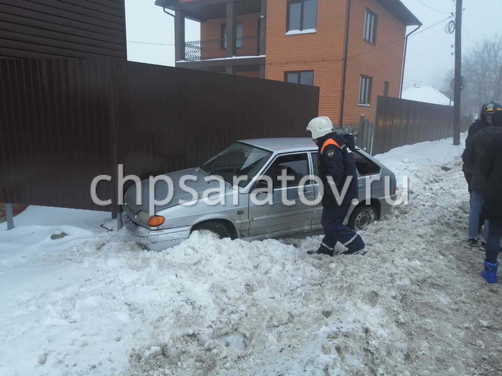 Водитель ВАЗа протаранил забор жилого дома в Балашове – 07.01.2021 – ЧП  Саратов