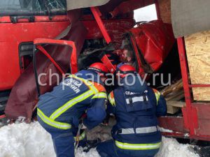 Спасатели деблокируют зажатого водителя «Газели» в Саратовском районе
