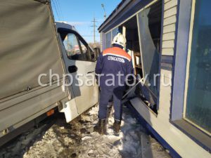 В Балаково водитель «Газели» протаранил фасад магазина в результате столкновения с автобусом
