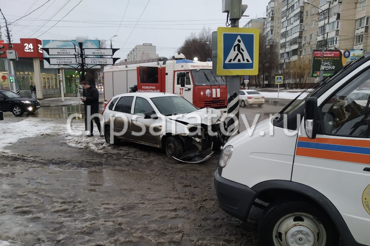 В Энгельсе водитель легковушки протаранил столб – 06.04.2021 – ЧП Саратов