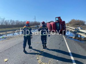 КамАЗ с нефтепродуктами перевернулся на трассе Саратов-Красноармейск
