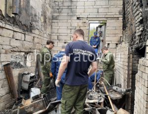 Проведен осмотр места происшествия по факту гибели при пожаре женщины и двоих детей в Красном Текстильщике
