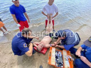 На Саратовском пляже едва не утонул мужчина
