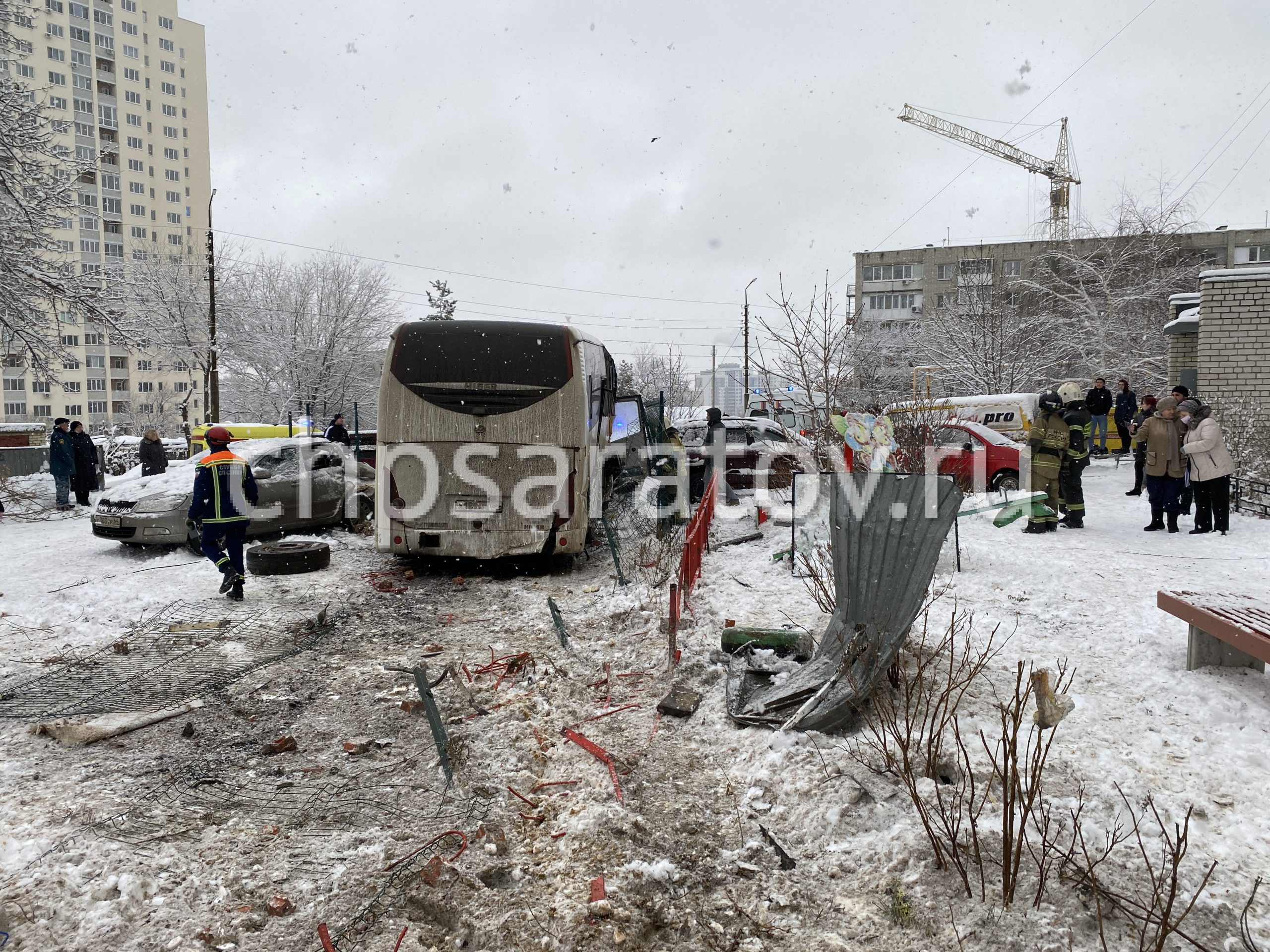 На Новоузенской рейсовый автобус протаранил стену и съехал на парковку дома  | 18.12.2021 | Саратов - БезФормата