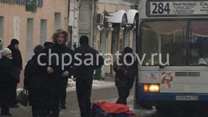 В центре Саратова водитель автобуса сбил женщину
