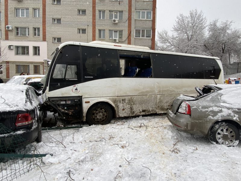 Водитель рейсового автобуса не справился с управлением и нанес повреждения задача