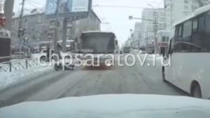 В центре Саратова водитель автобуса сбил подростка
