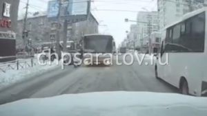Видеорегистратор запечатлел как водитель автобуса сбил подростка в центре Саратова

