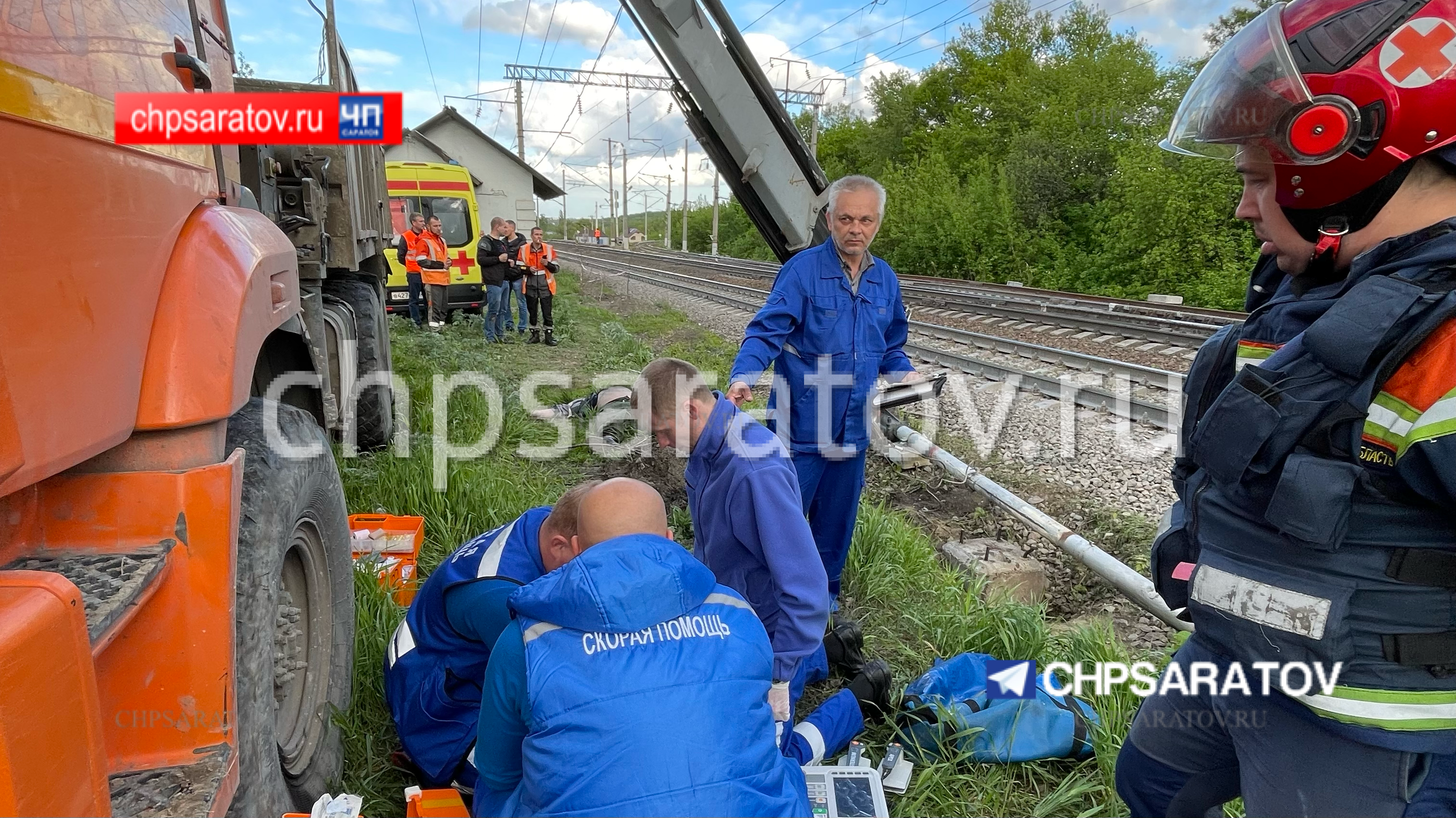 Двое рабочих 657. Рабочий железной дороги. Охрана труда при снегоборьбе на железных дорогах. ЧП Саратов железная дорога.