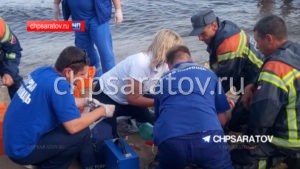 В Саратове на пляже из воды вытащили двоих подростков. Парень погиб, девушку госпитализировали.
