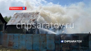 В Ленинском районе пожарные ликвидируют возгорание дачи
