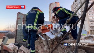 Публикуем видео с места обрушения в центре Саратова, в результате которого пострадал рабочий
