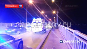 Неадекватного мужчину сняли с перил на мосту Саратов-Энгельс
