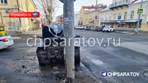 В центре Саратова нетрезвый водитель на внедорожнике врезался в столб
