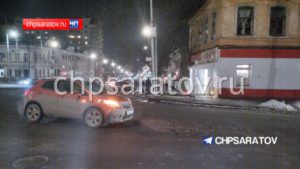 В центре Саратова водитель иномарки сбил девушку
