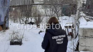 В Калининске на территории частного дома обнаружено тело мужчины
