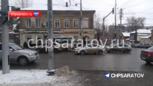 В центре Саратова водитель легковушки сбил женщину
