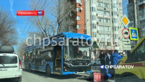 В центре Саратова водитель троллейбуса сбил курьера
