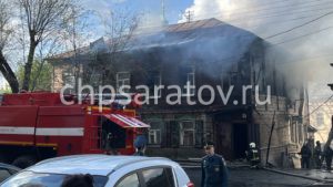 На пожаре в центре Саратова пострадала женщина
