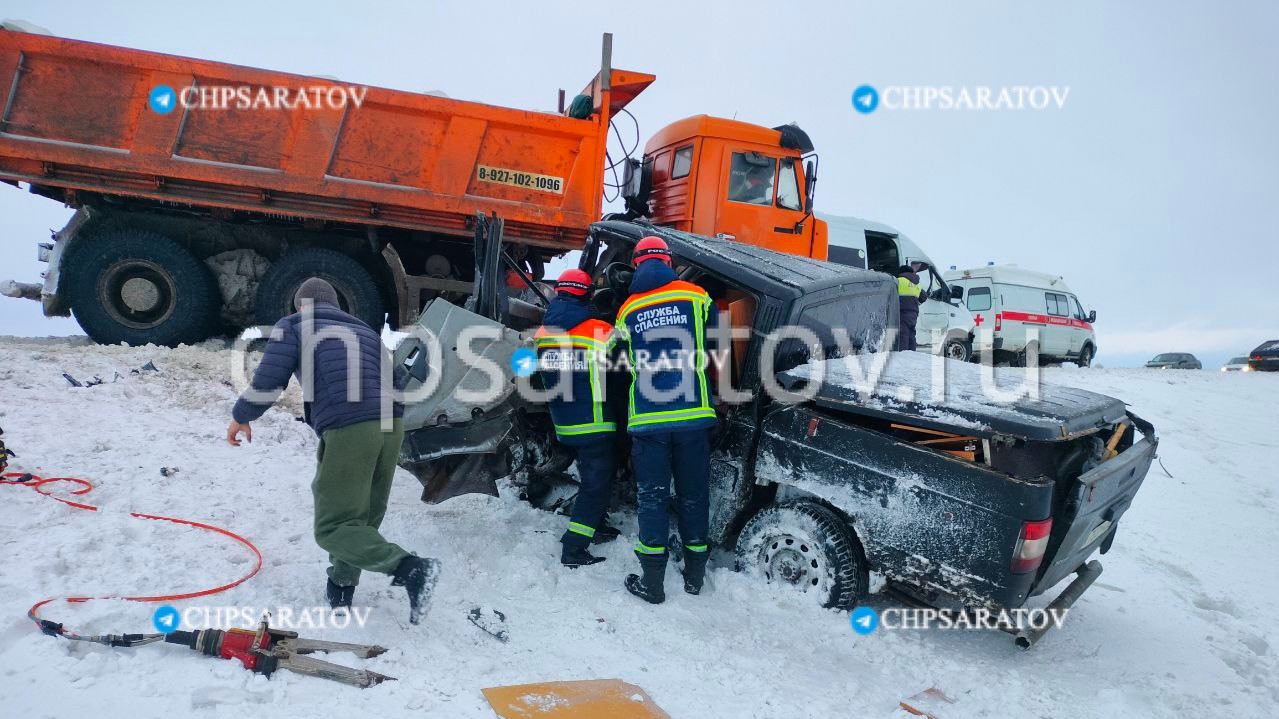 Один человек погиб и трое пострадали в ДТП с пассажирской газелью |  28.12.2023 | Саратов - БезФормата