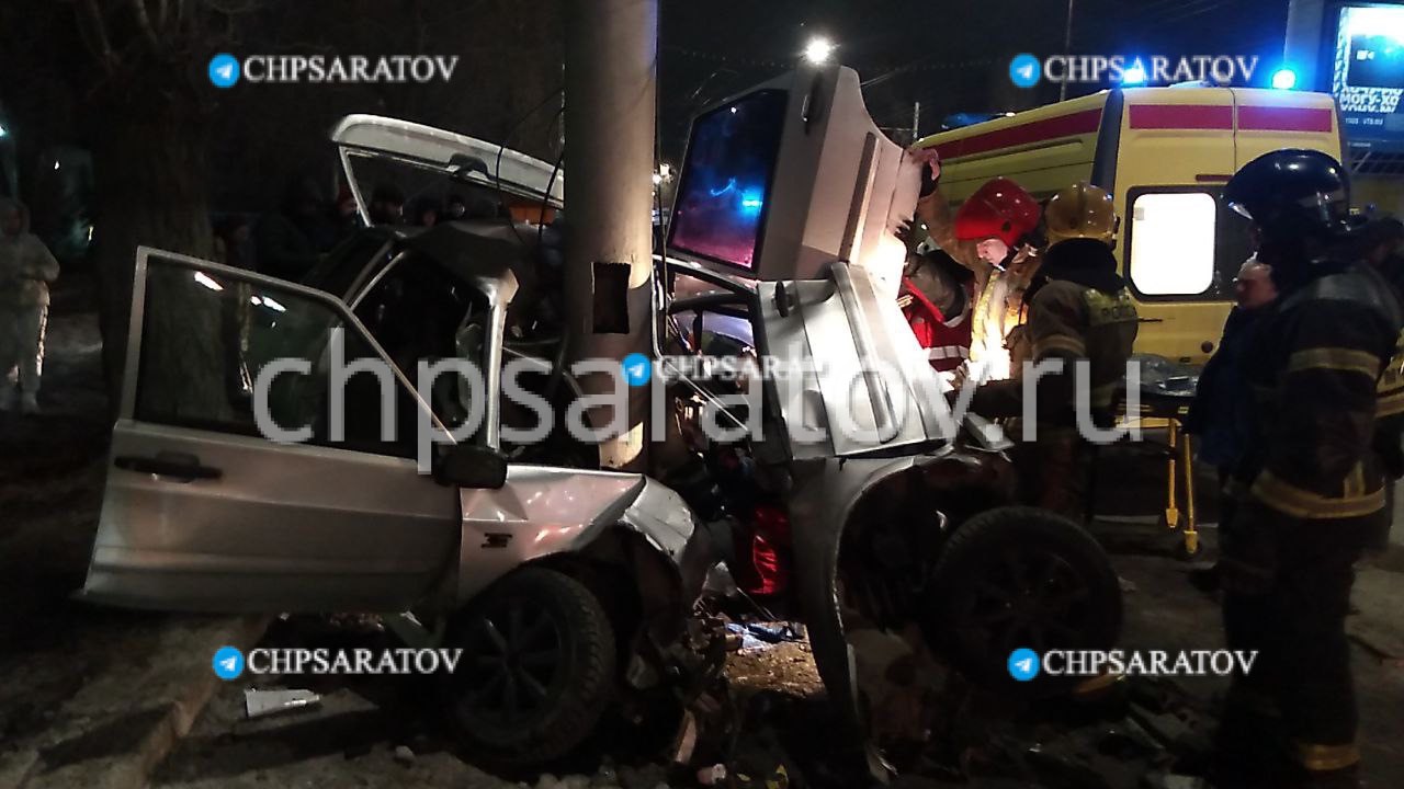 Водитель легковушки едва не погиб, протаранив столб в Ленинском районе |  01.01.2024 | Саратов - БезФормата