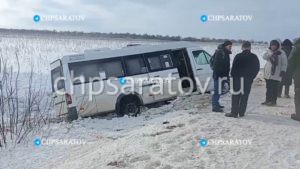 На трассе Саратов-Балаково микроавтобус съехал в кювет
