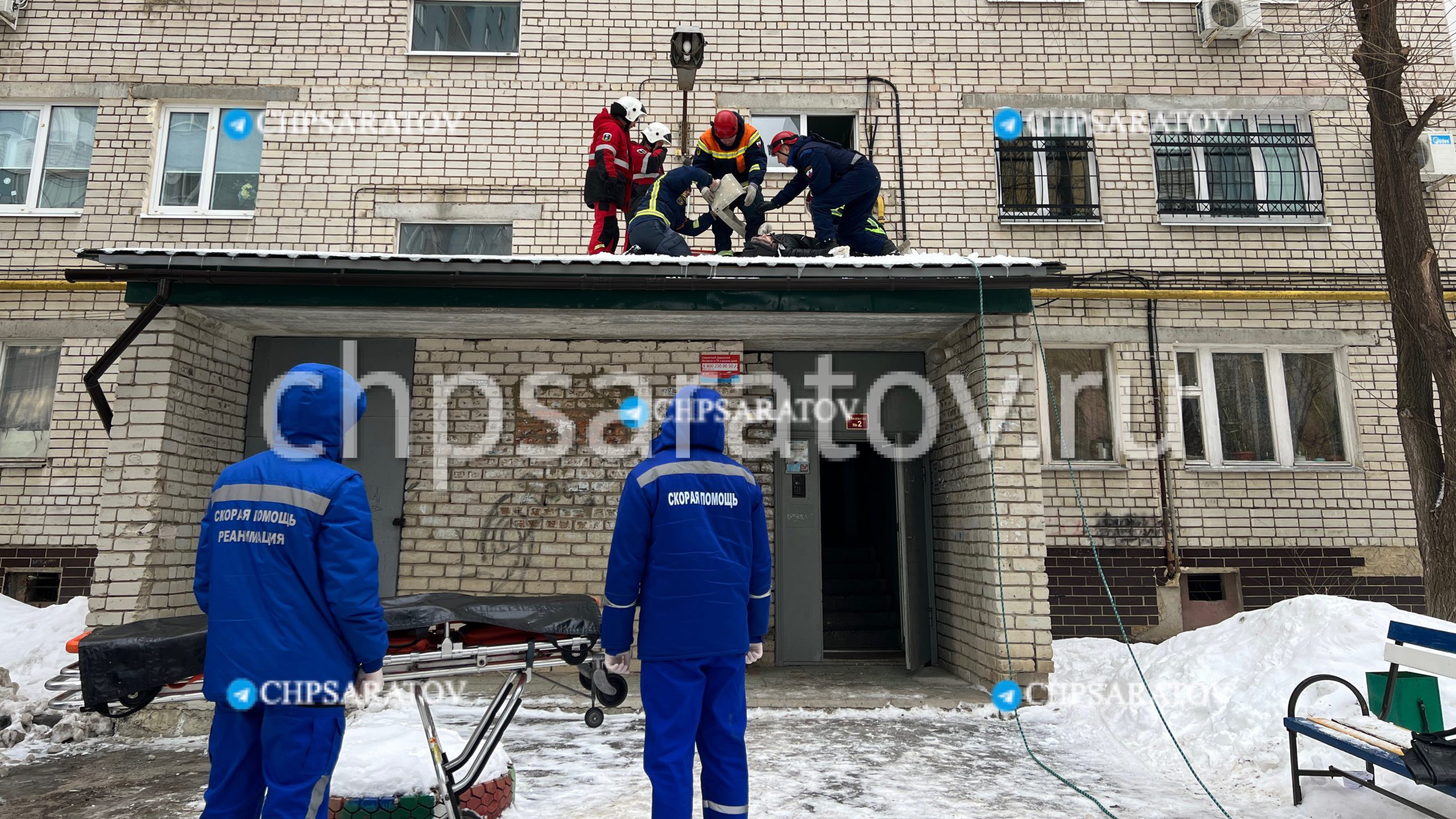 Спасатели эвакуировали с козырька подъезда упавшую с 9 этажа женщину –  25.01.2024 – ЧП Саратов