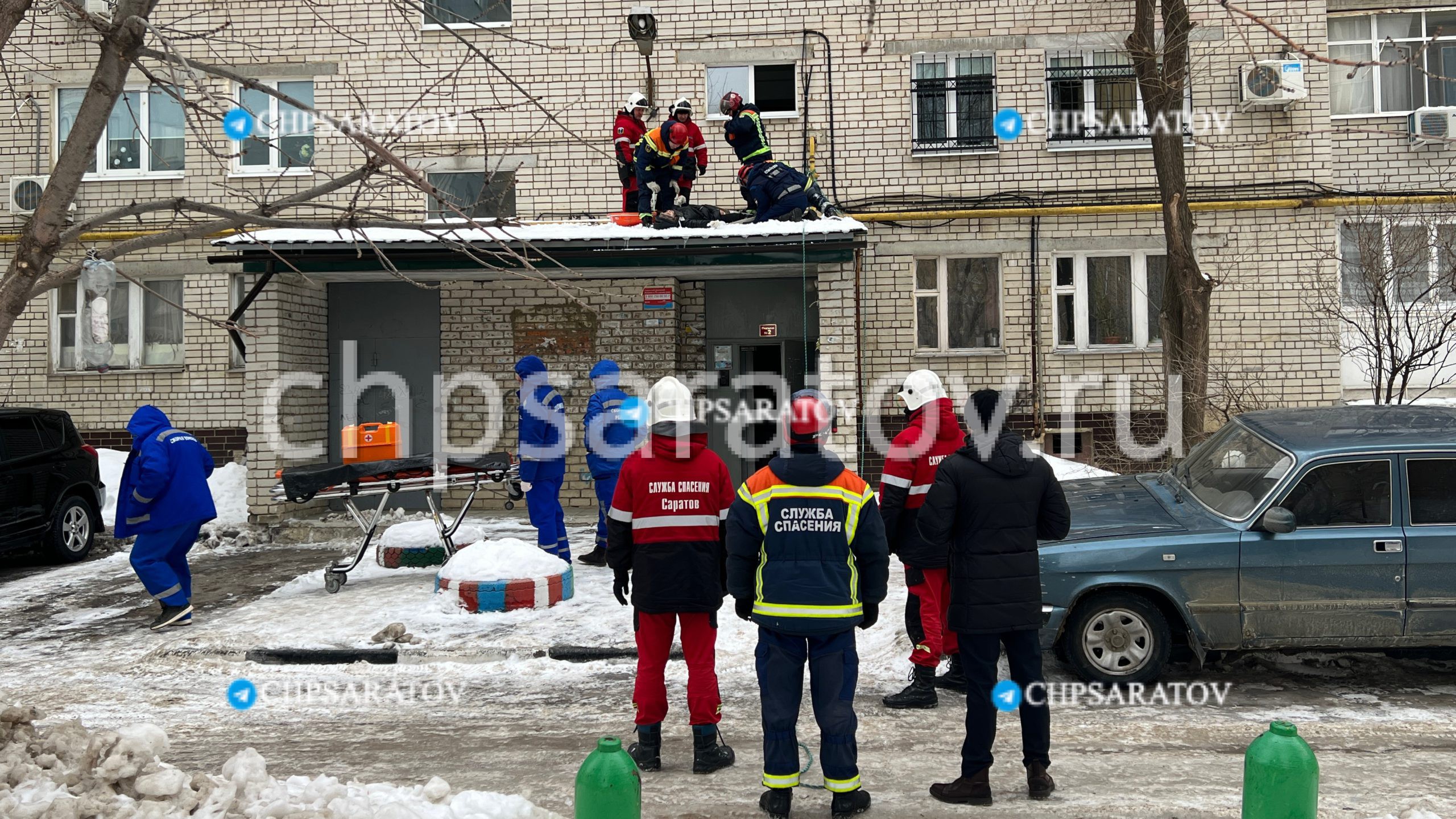 Спасатели эвакуировали с козырька подъезда упавшую с 9 этажа женщину –  25.01.2024 – ЧП Саратов