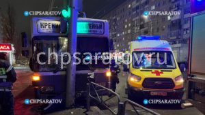В Заводском районе водитель пассажирского автобуса врезался в столб
