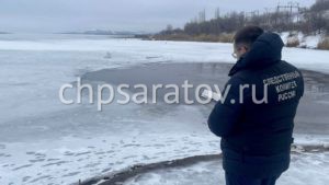 В Заводском районе на Волге рыбак провалился под лёд и погиб

