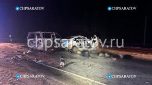 Три человека погибли и пять пострадали в столкновении двух минивэнов и легковушки под Саратовом
