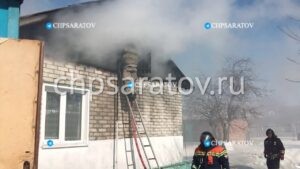 В Аткарске пожарные ликвидируют возгорание частного дома
