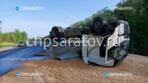 Грузовик с песком перевернулся в Балашовском районе
