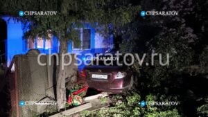 В Марксовском районе водитель легковушки врезался в дом

