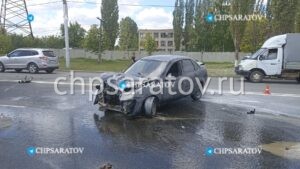 В Ленинском районе водитель легковушки врезался в столб
