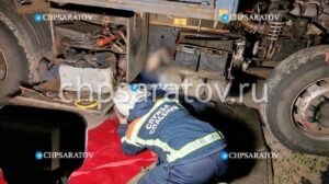 На трассе в Балашове при ремонте Камаза погиб мужчина

